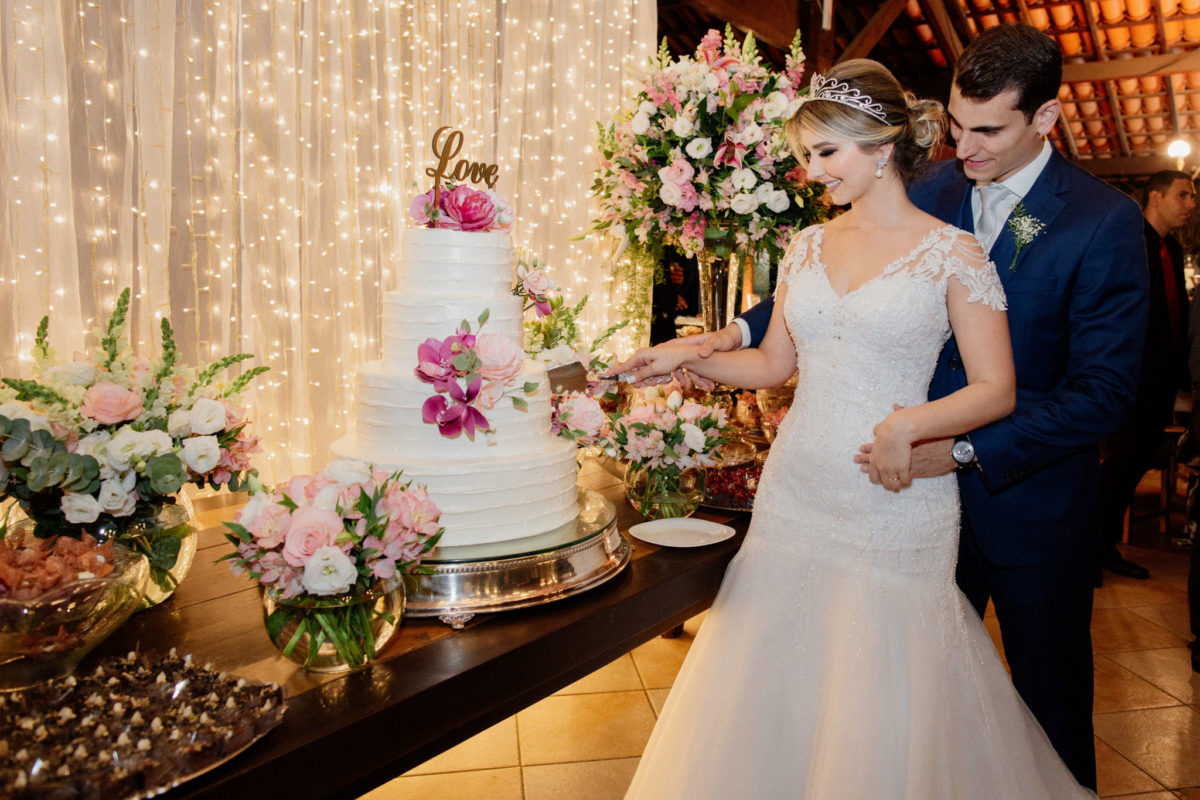 cortando bolo de casamento