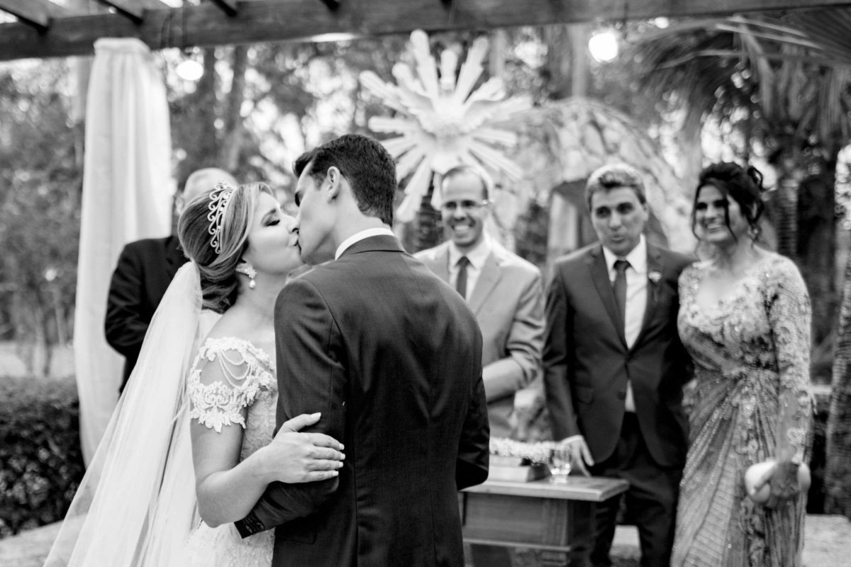 beijo de casamento romantico