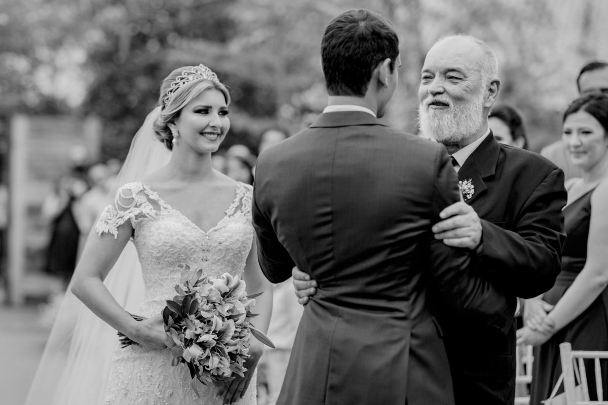 pai feliz no casamento de sua filha