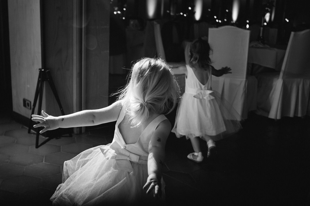 criancas correndo casamento
