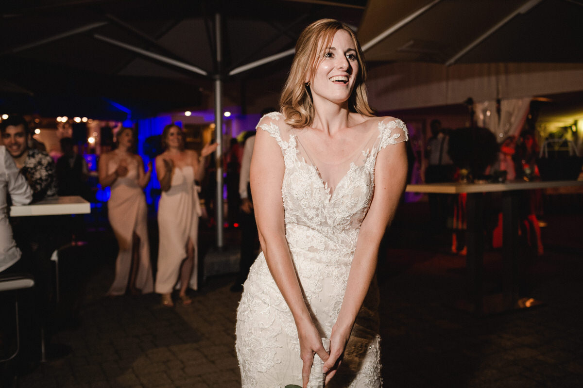 noiva joga buque casamento