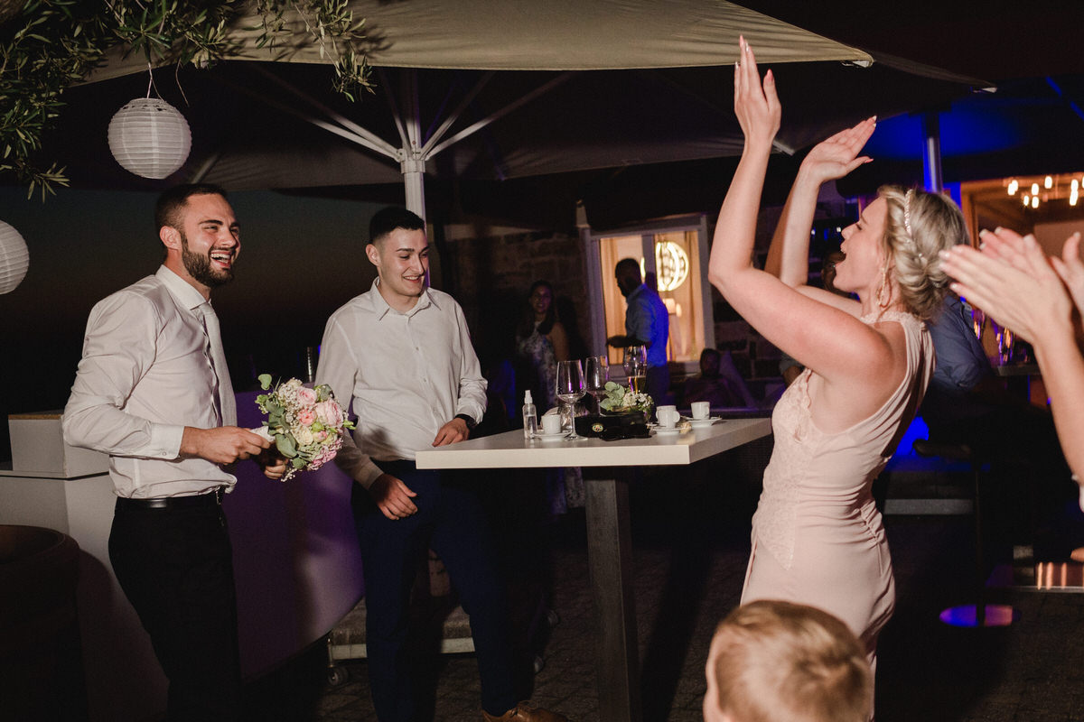 homem pega buque casamento