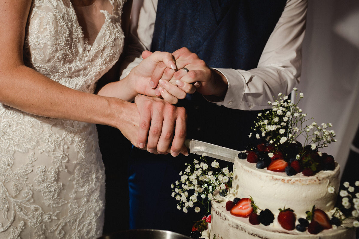 cortando bolo casamento