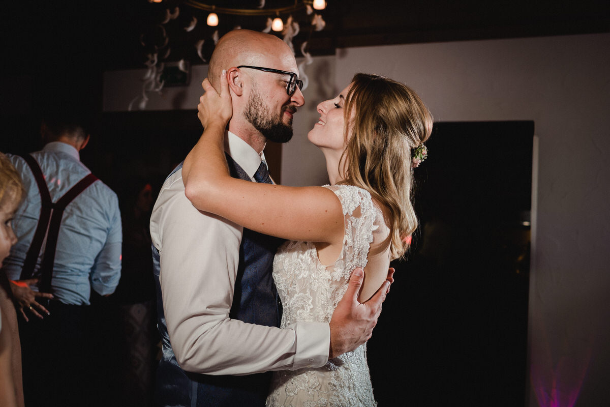 casal dancando no seu casamento no burg staufeneck