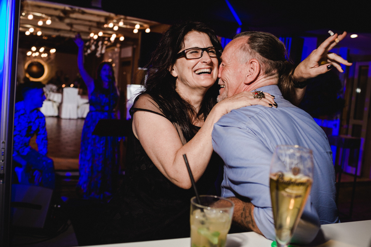 convidados rindo casamento