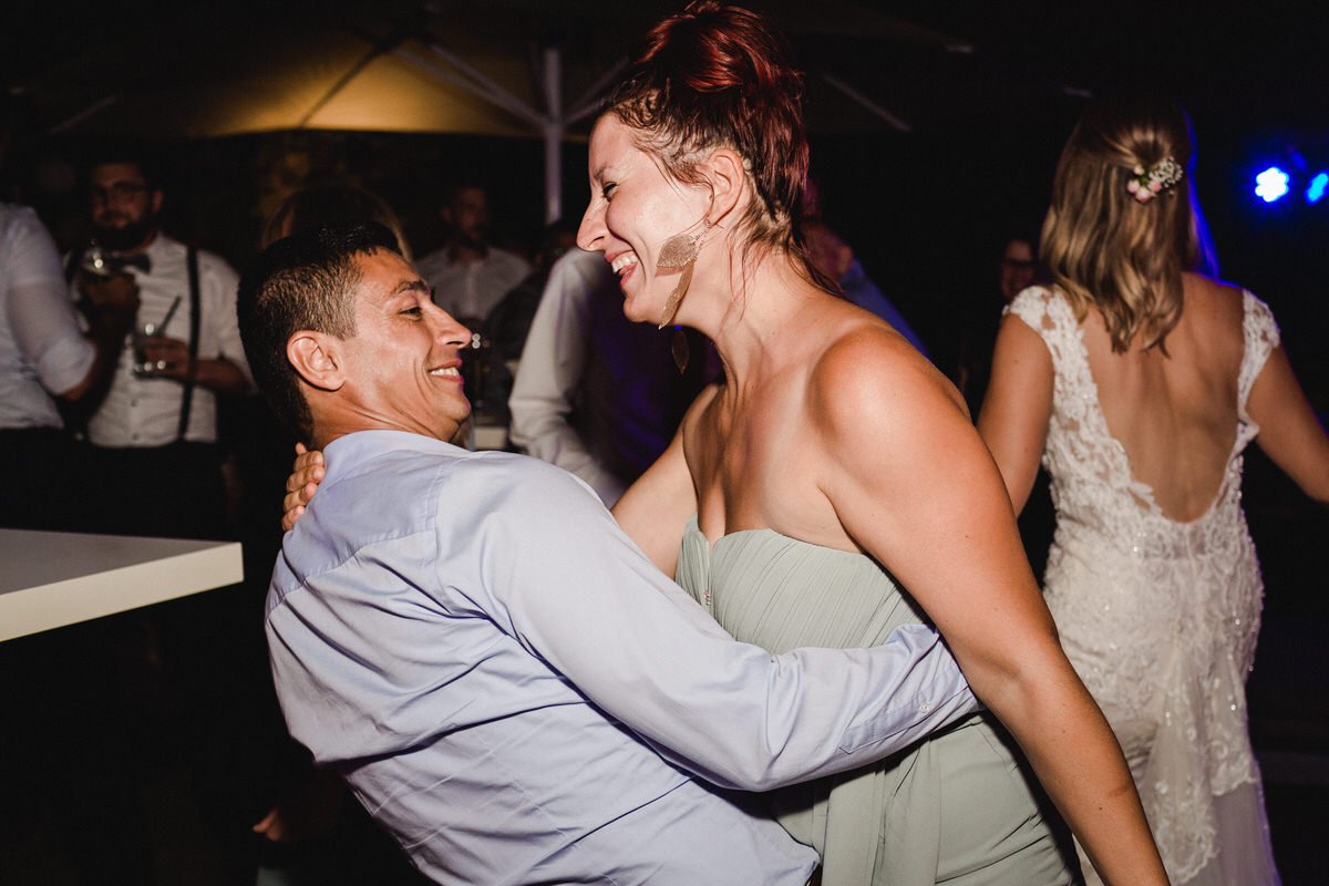 convidados dancando casamento