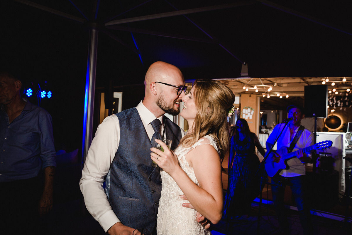 casal dancando casamento